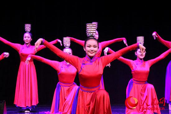 內(nèi)蒙古藝術(shù)學(xué)院舞蹈演員表演的群舞《祝?！防_了“草原之聲”演出的帷幕。