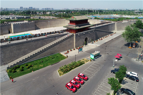 ”沿習(xí)之路“采訪車隊在正定縣古城南門下的免費停車場。-河寧 攝(無人機航拍)_副本.jpg